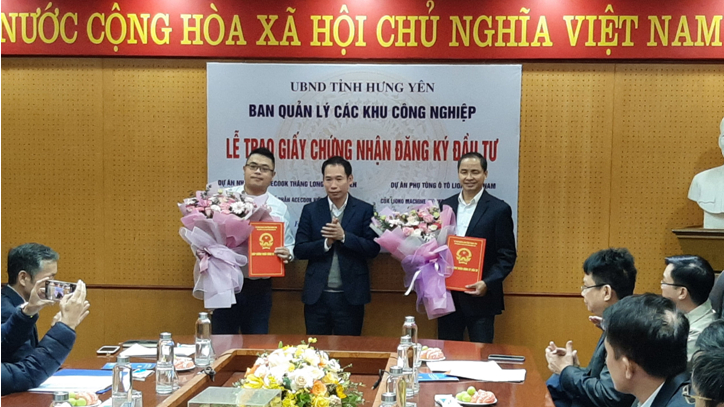 Hung Yen industrial park authority grants investment certificates to two projects in the northern province, December 19, 2023. Photo courtesy of Hung Yen news portal.