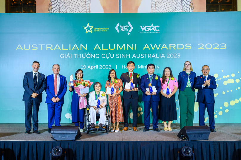 Ambassador Andrew Goledzinowski (first left) and Australian Minister for Trade and Tourism at the Australian Alumni Awards during the minister's visit to Vietnam in April 20233. Photo courtesy of the Australian Embassy.
