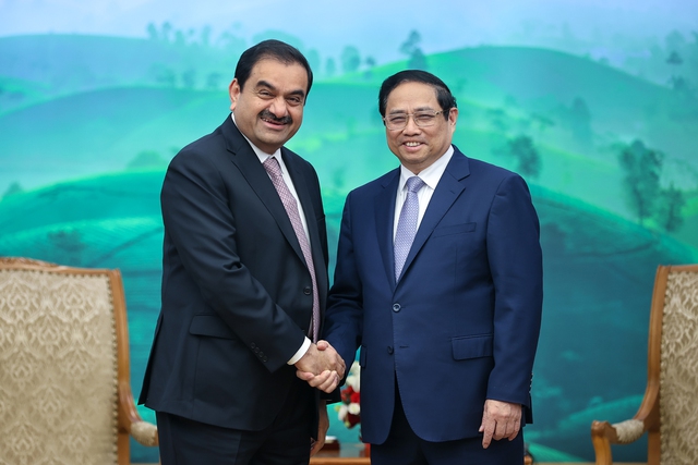 Vietnamese Prime Minister Pham Minh Chinh (right) hosts a reception for Gautam Adani (left), chairman of Indian multinational conglomerate Adani Group, December 22, 2023. Photo courtesy of the government's news portal.