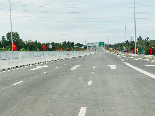 A section of My Thuan-Can Tho Expressway. Photo courtesy of Thanh Nien (Young People) newspaper.