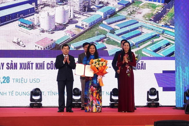 Quang Ngai Chairman Dang Van Minh (left) and Quang Ngai Party Committee chief Bui Thi Quynh Van (right) grant an investment certificate to Messer in the central province, December 24, 2023. Photo courtesy of Quang Ngai news portal.