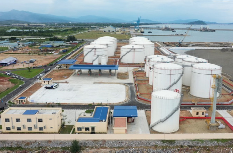 A fuel, liquified gas storage complex operated by Anh Phat Construction Investment and Trading Corp. in Nghi Son Economic Zone, Thanh Hoa province, central Vietnam. Photo courtesy of Thanh Hoa newspaper.