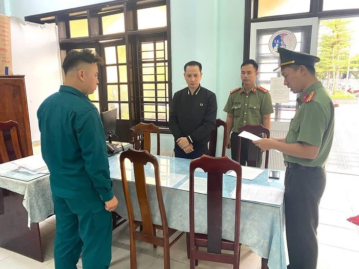 A policeman reads an order to detain Nguyen Quang Tu, deputy general director and CEO of HTP Group. Photo courtesy of Quang Nam province police.