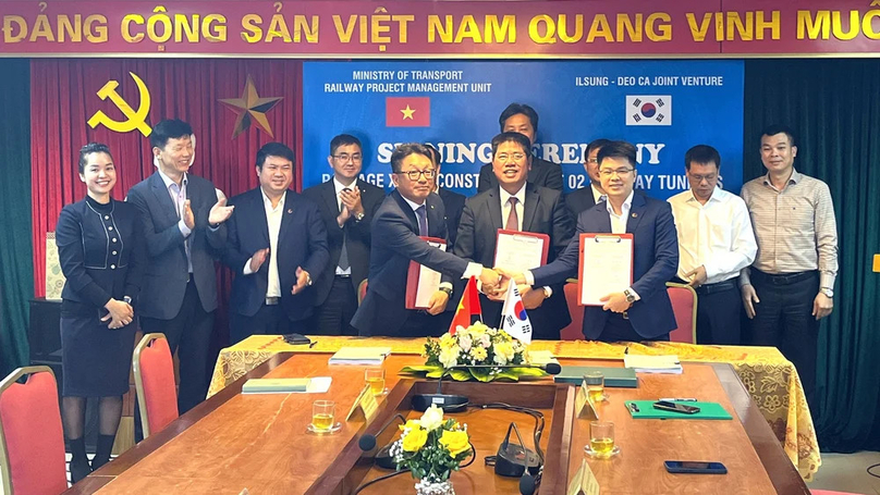 Representatives of the Railway Project Management Unit and the Ilsung-Deo Ca Joint Venture sign a contract for building two railway tunnels, December 26, 2023.
