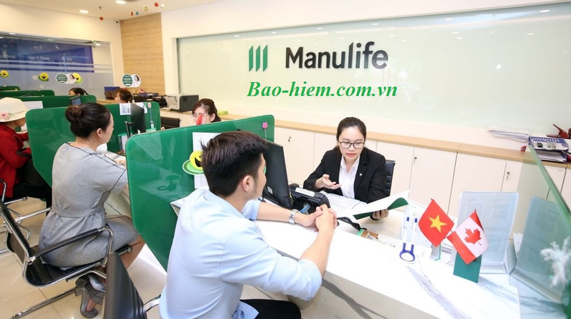 Customers get insurance policy consultations at an office of Manulife, one of the leading insurers in Vietnam. Photo courtesy of Manulife.