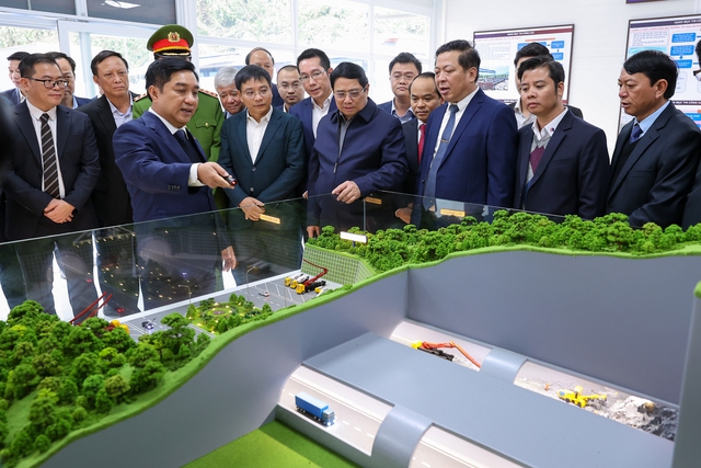 Prime Minister Pham Minh Chinh (front row, fourth right) is told about new technologies that will be deployed in building tunnels as part of an expressway in northwestern Vietnam connecting with a China border gate. Photo courtesy of the government's news portal.