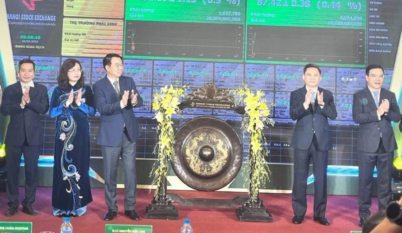 Deputy Finance Minister Nguyen Duc Chi (third, left) at the gong ceremony to open the first stock trading session of the new year 2024. Photo courtesy of Tuoi tre (Youth) newspaper.