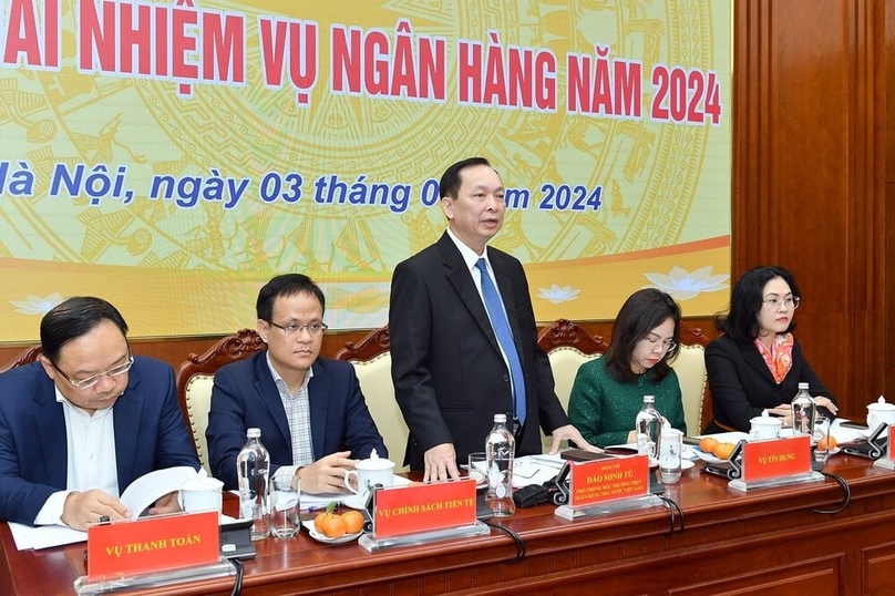 Deputy Governor of the State Bank of Vietnam Dao Minh Tu (standing) speaks at a press meeting held by the bank in Hanoi, January 3, 2024. Photo courtesy of the SBV.
