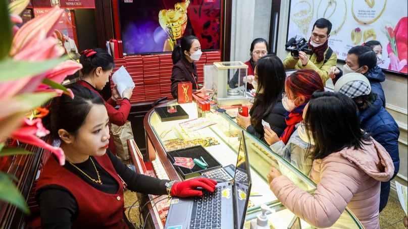 Gold buyers at a shop in Hanoi. Photo by The Investor/Trong Hieu 