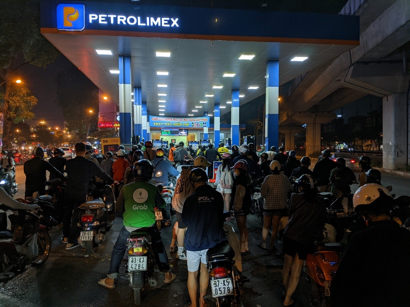 People in Hanoi queue at night to buy petrol during the supply shortage crisis in 2022. Photo courtesy of Thanh Nien (Young People) newspaper. 