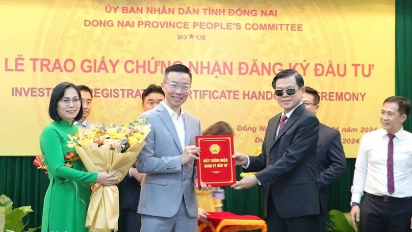 Nguyễn Hồng Lĩnh (phía trước, bên phải), Bí thư Tỉnh ủy Đồng Nai trao giấy chứng nhận đầu tư cho đại diện SLP tại tỉnh Đồng Nai, miền Nam Việt Nam, ngày 8/1/2024. Ảnh do báo Đồng Nai cung cấp.
