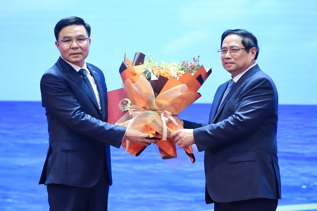  PM Pham Minh Chinh (right) congratulates Petrovietnam CEO Le Manh Hung who has been appointed as the group’s chairman on January 9, 2024. Photo courtesy of the government's news portal.