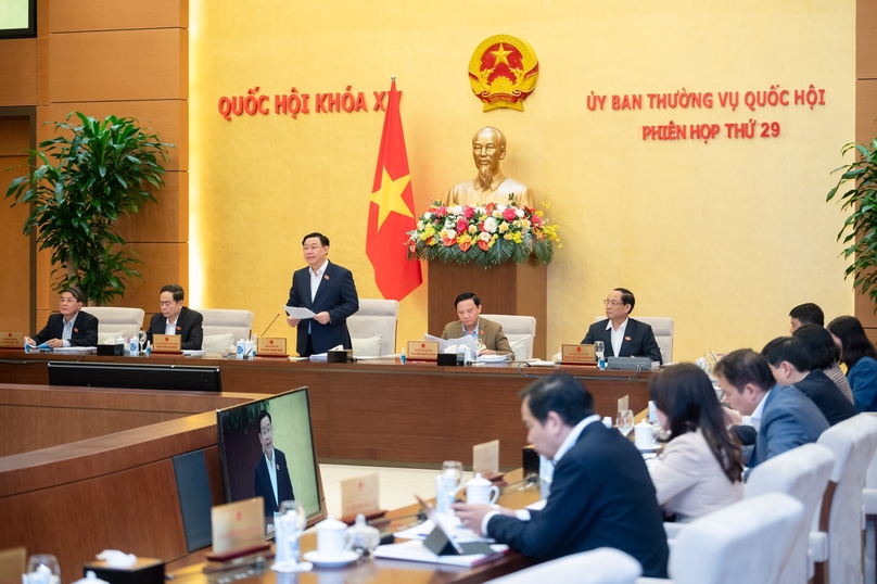 National Assembly Chairman Vuong Dinh Hue (standing) chairs a meeting to preview the National Assembly's fifth extraordinary meeting in Hanoi, January 8, 2024. Photo courtesy of the National Assembly.