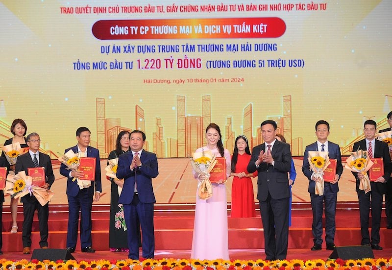 Tran Duc Thang (front, left), chief of Hai Duong Party Committee, and Trieu The Hung (front, right), Chairman of Hai Duong province, applaud the granting of an in-principle approval for building an AEON mall to a representative of Tuan Kiet HD, Hai Duong province, northern Vietnam, January 10, 2024. Photo courtesy of Hai Duong newspaper.