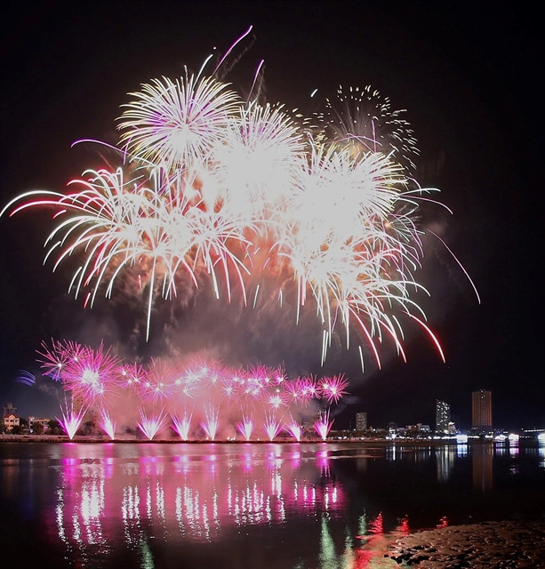 The spectacular performance by the French team that helped them to win the 2023 Danang International Fireworks Festival. Photo courtesy of Vietnam News Agency.