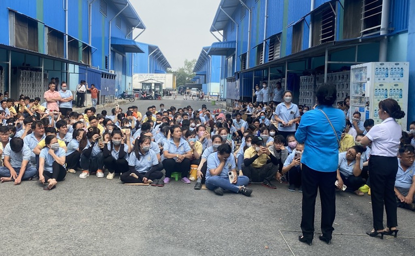 Employees of King Loy Enterprise in Long An province, southern Vietnam strike work over bonus policy changes, January 6, 2024. Photo courtesy of Long An newspaper.