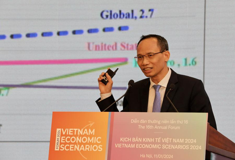  Can Van Luc, chief economist at state-controlled BIDV, speaks at the Vietnam Economic Scenarios 2024 conference in Hanoi, January 11, 2023. Photo courtesy of VnEconomy.