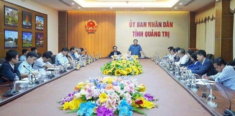 Quang Tri Vice Chairman Ha Sy Dong (center, right) and Chairman Vo Van Hung (center, left) at a meeting with LNG Hai Lang investors in Quang Tri province, central Vietnam, January 11, 2024. Photo courtesy of Quang Tri news portal.