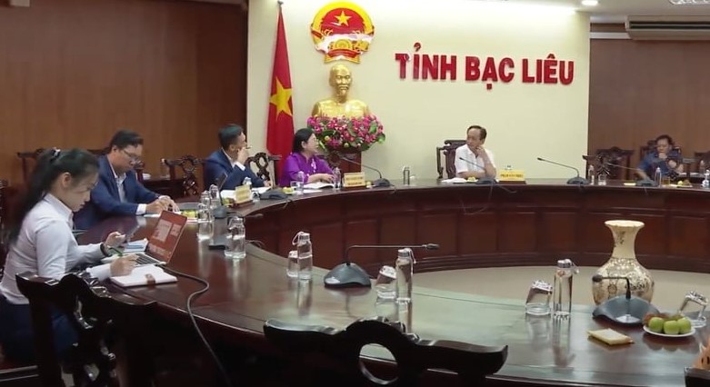 Bac Lieu authorities and a delegation from HCMC-based The Green Solutions meet in the Mekong Delta province, January 11, 2024. Photo courtesy of Bac Lieu TV.