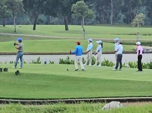 Some Bac Ninh officials play golf during office hours. Photo courtesy of VTV News.