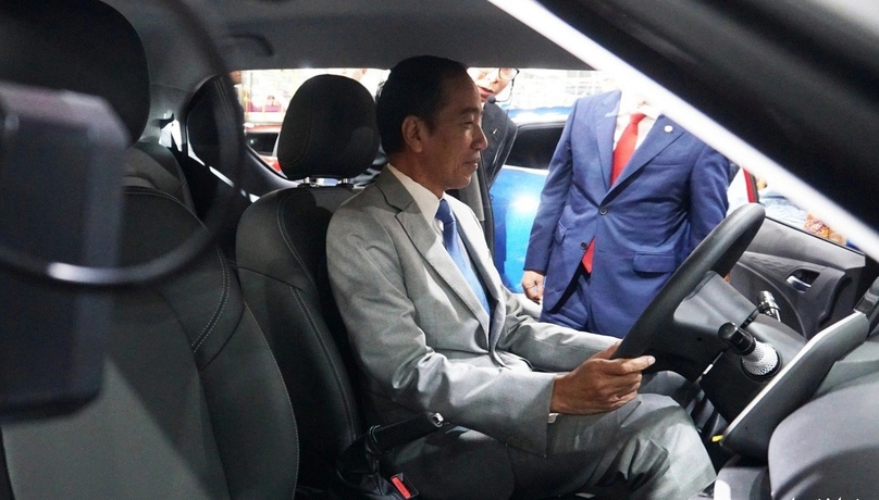 Indonesian President Joko Widodo in an electric car of VinFast at the Vietnamese manufacturer's plant in Hai Phong city, northern Vietnam. Photo courtsy of Tuoi Tre (Youth) newspaper.