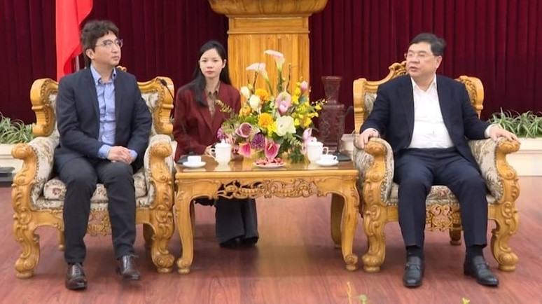 Chan Chi Yuen (left), an executive of Crystal International, and Pham Gia Tuc, chief of Nam Dinh's Party Committee, at a meeting in the province, northern Vietnam, January 12, 2024. Photo courtesy of Nam Dinh TV.