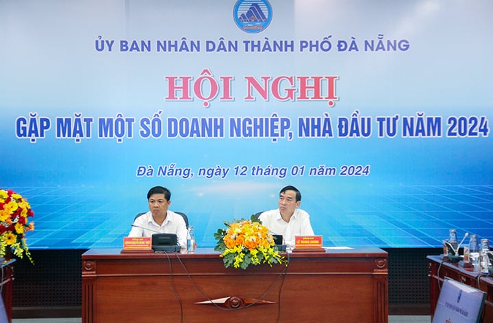 Danang's People Committee Chairman Le Trung Chinh (right) and Luong Nguyen Minh Triet, Chairman of Danang People's Council, at a meeting with businesses in Danang, central Vietnam, January 12, 2024. Photo courtesy of Danang news portal.