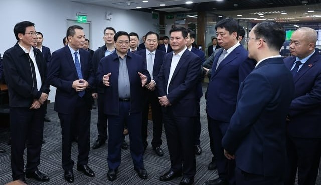 Prime Minister Pham Minh Chinh talks with leaders of state utility Vietnam Electricity in Hanoi, January 13, 2024. Photo courtesy of the government's news portal.