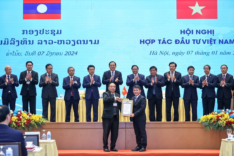 Lao Minister of Planning and Investment Khamchen Vongphosy (front, left) grants an investment certificate to Tran Bao Son, CEO of Southern Laos Agri, in Hanoi on January 7, 2024. Photo courtesy of Thaco.