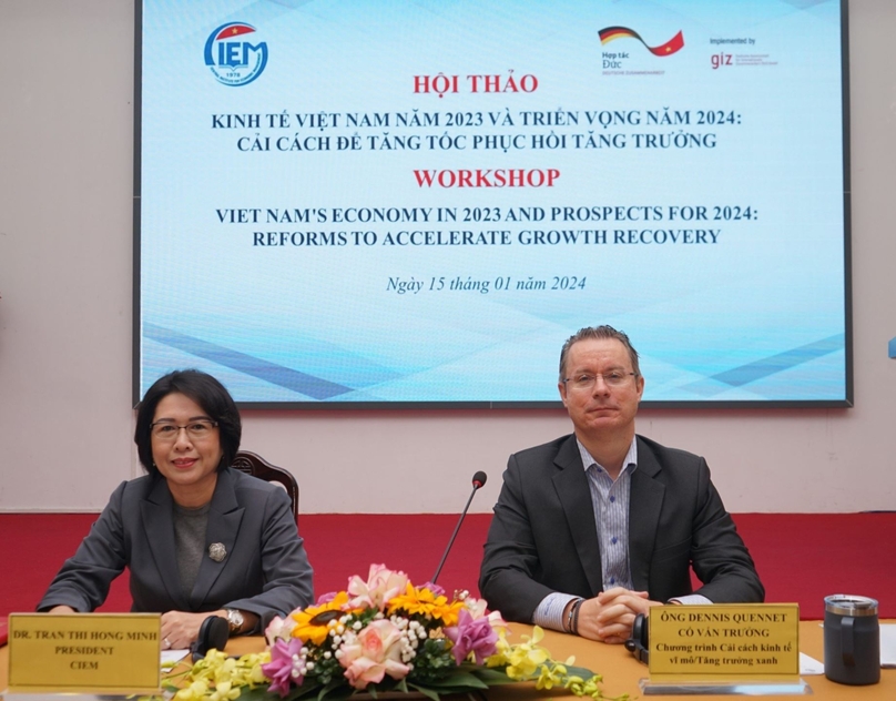 Tran Thi Hong Minh, director of the CIEM, and Dennis Quennet, director of sustainable economic development at GIZ Vietnam, co-chair a workshop on Vietnam's economy in Hanoi, January 15, 2024. Photo courtesy of the CIEM.