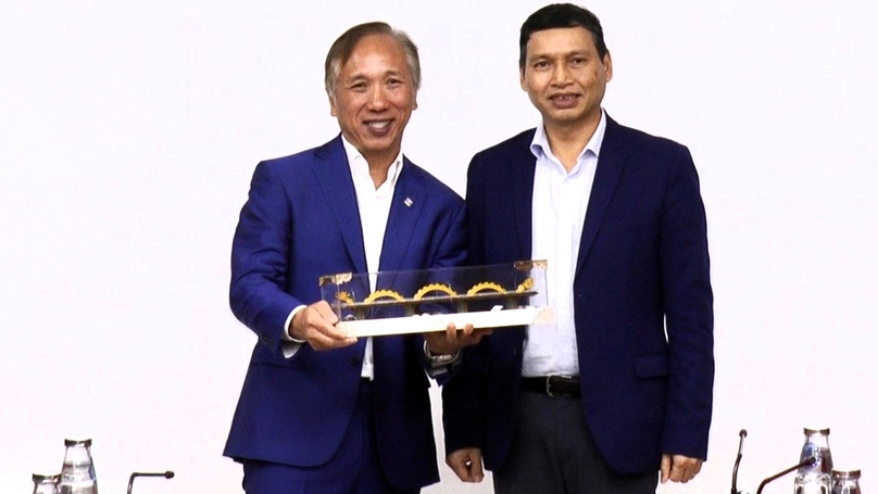 Loi Nguyen (left), executive vice president and general manager of Marvell Cloud Optics Business Group, and Ho Ky Minh, Vice Chairman of Danang, at a meeting in the central city on January 15, 2024. Photo courtesy of Danang news portal.