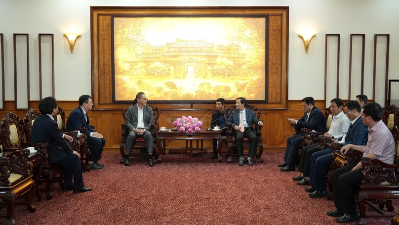 Thua Thien-Hue Chairman Nguyen Van Phuong (center, right) at a meeting with Daewon chairman Cheun Eung Sik in the central province on January 15, 2024. Photo courtesy of Thua Thien-Hue newspaper.
