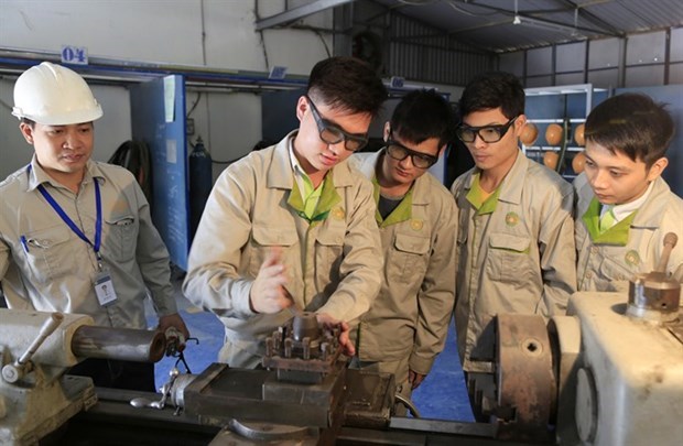  Students learn mechanics at Bach Dang Job Training Center in Hanoi. Photo courtesy of the government's news portal.