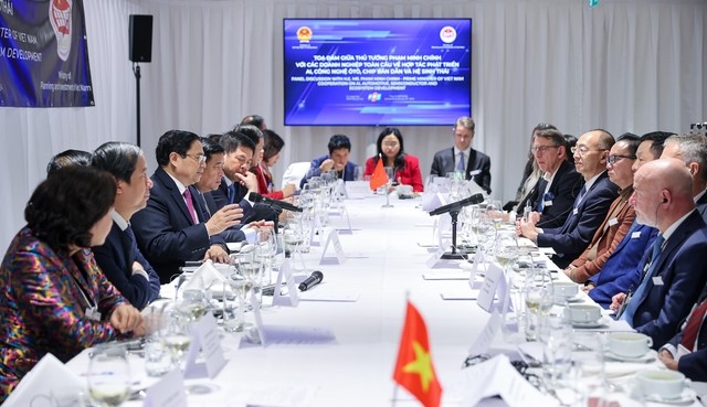Vietnamese Prime Minister Pham Minh Chinh and his entourage hold a dialogue with representatives of leading global tech companies on the sidelines of the World Economic Forum (WEF) in Davos, Switzerland, January 16, 2023. Photo courtesy of the government's news portal.