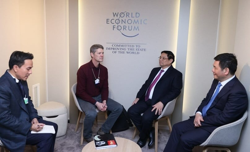 Prime Minister Pham Minh Chinh (center, right) and vice president for global public policy of Amazon Web Services (AWS) Michael Punke meet in Davos, Switzerland, January 16, 2024. Photo courtesy of Vietnam News Agency.