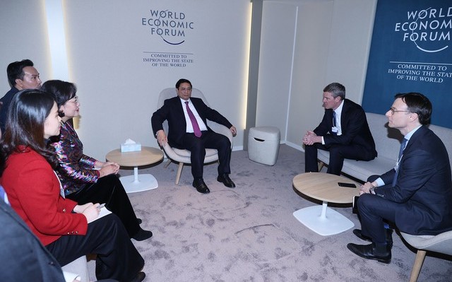 Prime Minister Pham Minh Chinh (center, left) meets with Visa Inc. CEO Ryan McInerney on the sidelines of the 54th Annual Meeting of the World Economic Forum (WEF) in Davos, Switzerland, January 16, 2024. Photo courtesy of Vietnam News Agency.