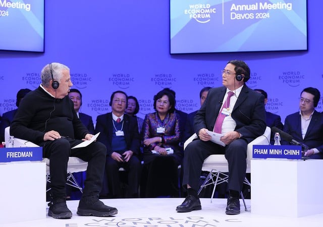 Renowned international relations commentator Thomas Friedman from The New York Times (left) and Vietnamese Prime Minister Pham Minh Chinh at a policy dialogue on Vietnam’s global vision during the 54th annual meeting of the WEF in Davos, Switzerland, January 16, 2024 (local time). Photo courtesy of the government's news portal.