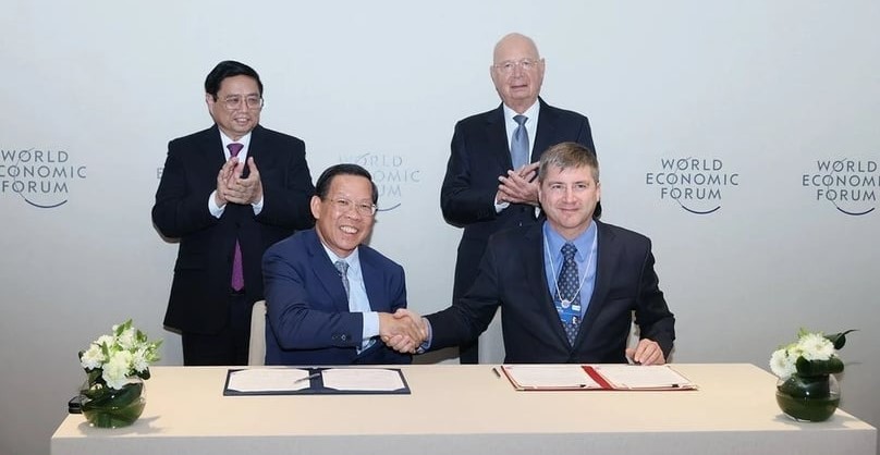 HCMC Chairman Phan Van Mai (front, left) and Prime Minister Pham Minh Chinh (back, left) at the signing ceremony in Davos, Switzerland for a Center for the Fourth Industrial Revolution in Vietnam (C4IR Vietnam) in HCMC, January 16, 2024. Photo courtesy of Vietnam News Agency.