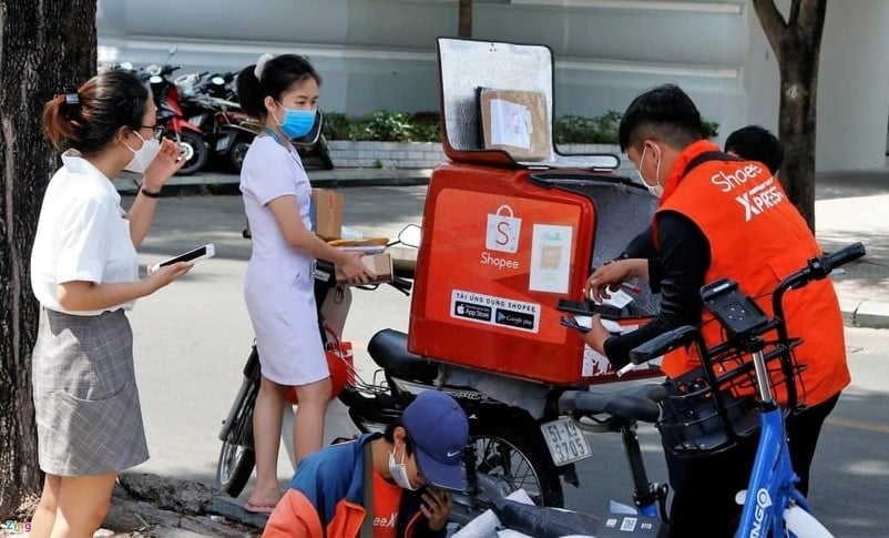 A courier of Shopee delivering products. Photo courtesy of Zing News.
