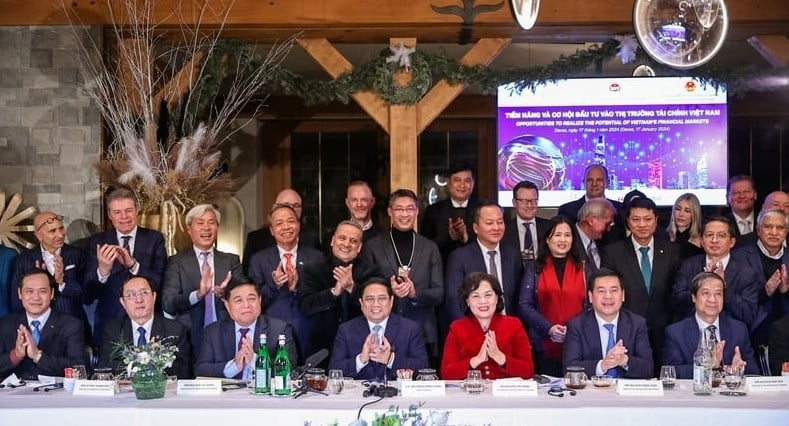 Prime Minister Pham Minh Chinh (center), government officials, and representatives from global banks and management firms at a talk in Davos, Switzerland, January 17, 2024. Photo courtesy of the government's news portal.