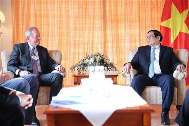Prime Minister Pham Minh Chinh (right) and Chairman of Sweden’s Skandinaviska Enskilda Banken (SEB) GroupMarcus Wallenberg during their meeting in Davos on January 17, 2024. Photo courtesy of Vietnam News Agency. 