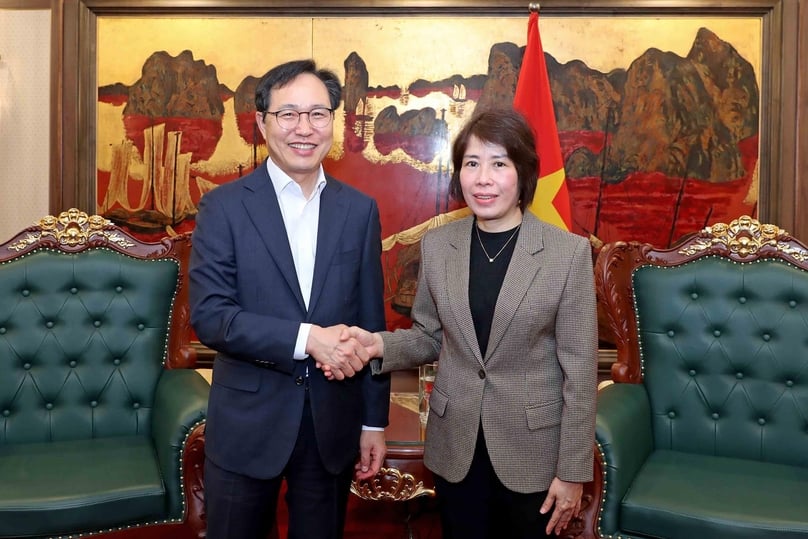  Samsung Vietnam CEO Choi Joo Ho (left) and Deputy Minister of Planning and Investment Nguyen Thi Bich Ngoc at a meeting in Hanoi on January 16, 2024. Photo courtesy of the Ministry of Planning and Investment.