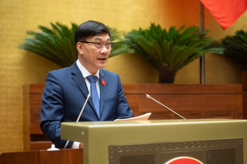 Vu Hong Thanh, head of the National Assembly’s Economic Committee, provides clarifications on the draft Law on Credit Institutions before it is put to a vote, January 18, 2024. Photo courtesy of the parliament.