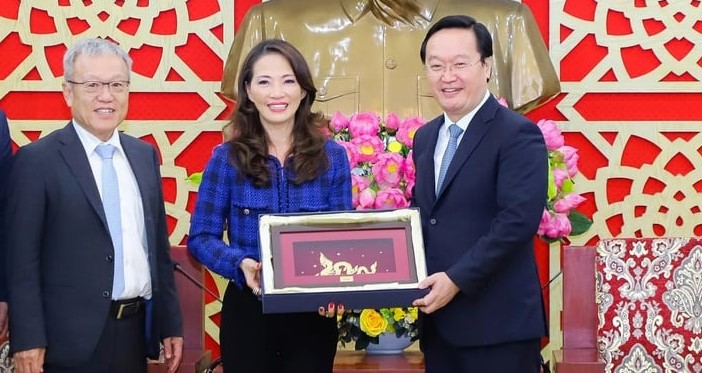 Jareeporn Jarukornsakul (center), chairperson and CEO of WHA Industrial Development, receives a memento from Nghe An Chairman Nguyen Duc Trung (right) in the central province, January 17, 2024. Photo courtesy of Nghe An newspaper.