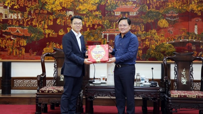 Nguyen Anh Tuan (right), chief of Bac Ninh's Party Committee, and Kim Sung Hun, CEO of Amkor Technology Vietnam, at a meeting in the province, northern Vietnam, January 18, 2024. Photo courtesy of Bac Ninh news portal.