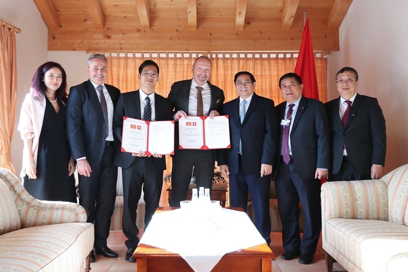 Thủ tướng Phạm Minh Chính (thứ ba, phải) và Bộ Kế hoạch và Đầu tư Nguyễn Chí Dũng (thứ hai, phải) tại lễ ký kết giữa staBOO Holdings AG và Sao Thái Dương, tại Davos, Thụy Sĩ, ngày 17/1/2024. Ảnh lịch sự của cổng thông tin chính phủ. 