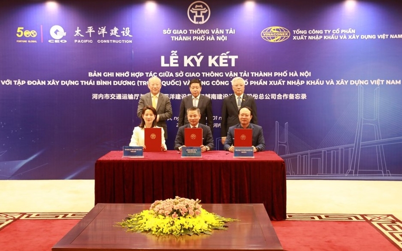 Representatives of  Hanoi’s Department of Transport, China Pacific Construction Group, and Vinaconex sign a memorandum of understanding in Hanoi, January 18, 2024. Photo courtesy of Kinh te Do thi (Urban Economy) newspaper.