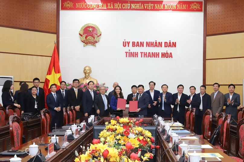 Thanh Hoa Vice Chairman Nguyen Van Thi (center, right) and Jareeporn Jarukornsakul (center, left), chairperson and CEO of WHA, with a memorandum of understanding signed in the central province, January 17, 2024. Photo courtesy of Thanh Hoa news portal.