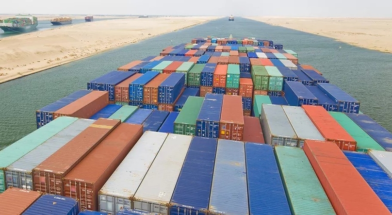 Container ships pass through the Suez Canal. Photo courtesy of the World Bank. 
