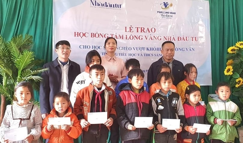 A The Investor delegation presents scholarships to students of the Sang Tung primary school, Ha Giang province, northern Vietnam, January 18, 2024. Photo by The Investor/Dinh Vu.